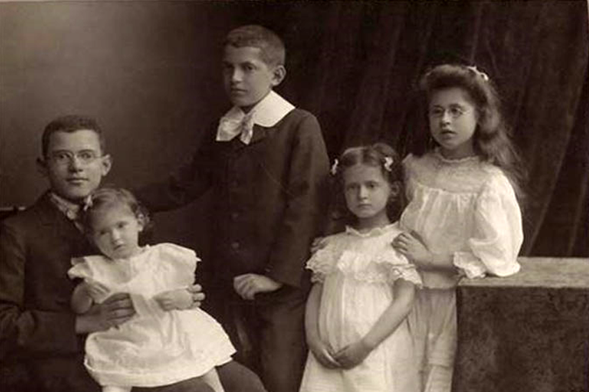 הבכור מבין חמשת ילדיהם של אביעזרי (זיגמונד) וחיה-שרה (שרלוטה) פרנקל. אברהם (משמאל), דבורה על ברכיו, ולצדו משמאל לימין: יואל, לאה, תרצה | מתוך הספר "מעגלי חיים"