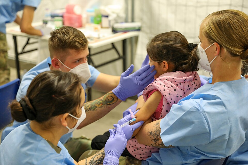 בישראל כנראה לפחות 5,000 נדבקים וייתכן שהרבה יותר, אלא שלא כל החולים מדווחים לרשויות. ילדה מקבלת חיסון | U.S. Army 21TSC by Sgt. 1st Class Aaron Duncan, Wikimedia