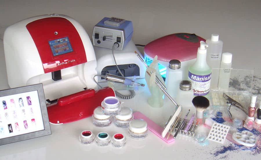 תעשיית המוצרים לציפורניים לא קראה תיגר על ההחלטה לאסור את השימוש ב-TPO. תכשירים ומכשירים לטיפולי לק ג'ל | צילום: CNAILPRO, ויקיפדיה