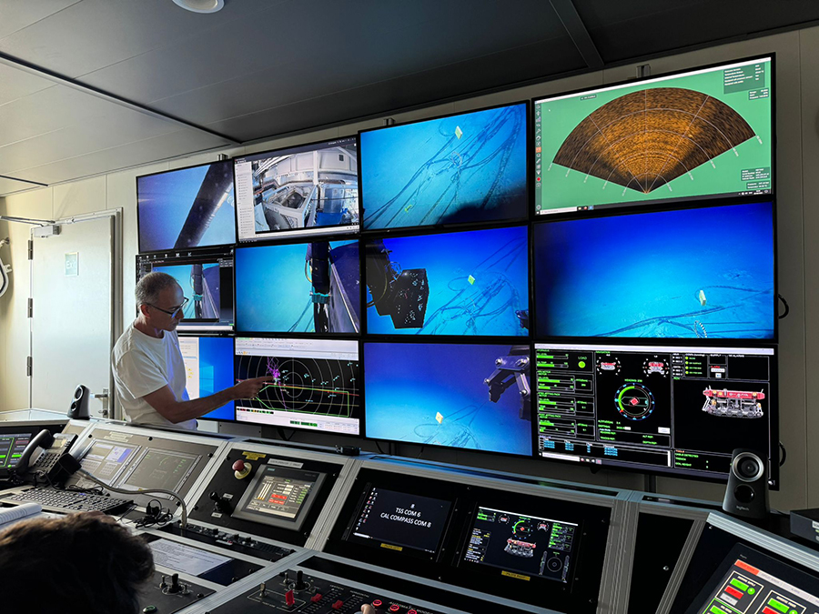 לא ברור מקורו של הניטרינו רב האנרגיה, אך זו תחנה משמעותית בדברי הימים של ניסוי KM3NeT, והיא מעוררת תקוות לגבי ההמשך. חדר הבקרה על הספינה שהורידה את אחת היחידות |  Courtesy KM3NeT