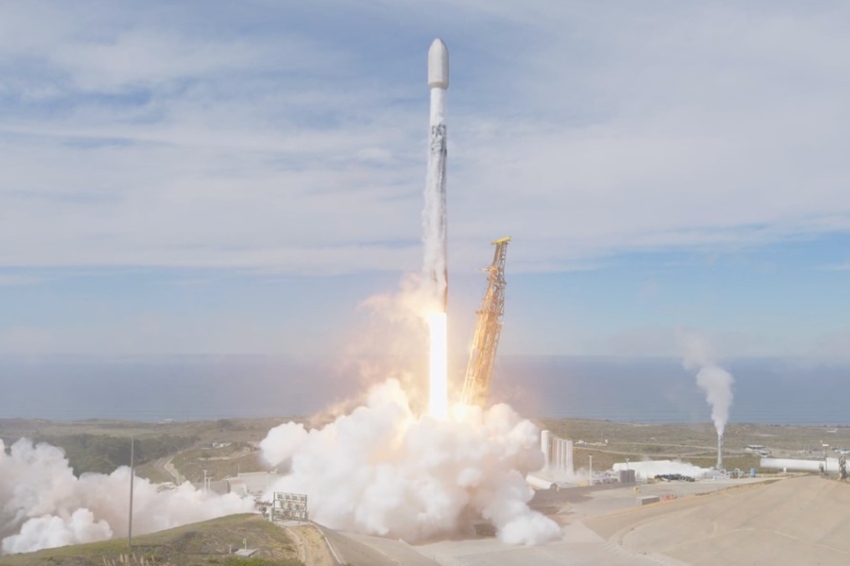 שום פרויקט חלל לא התקרב לממדים האלה מבחינת מספר הלוויינים. טיל פלקון 9 של ספייס אקס משוגר השבוע מבסיס ונדנברג בקליפורניה עם 28 לווייני סטארלינק שהביאו את מספר הלוויינים ששוגרו בפרויקט ליותר מ-10,000 | צילום: SpaceX