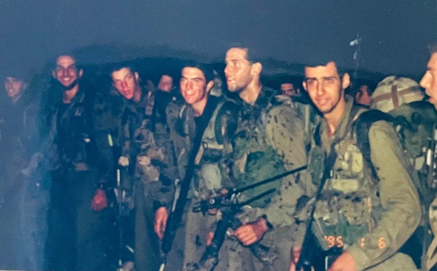 הדרך שלו להתמודד עם קשיים הייתה להיכנס בהם. יהלומי שני מימין עם המא"ג, במסע העלייה ליחידה. ראשון מימין: דרור לוי | צילום: באדיבות דרור לוי