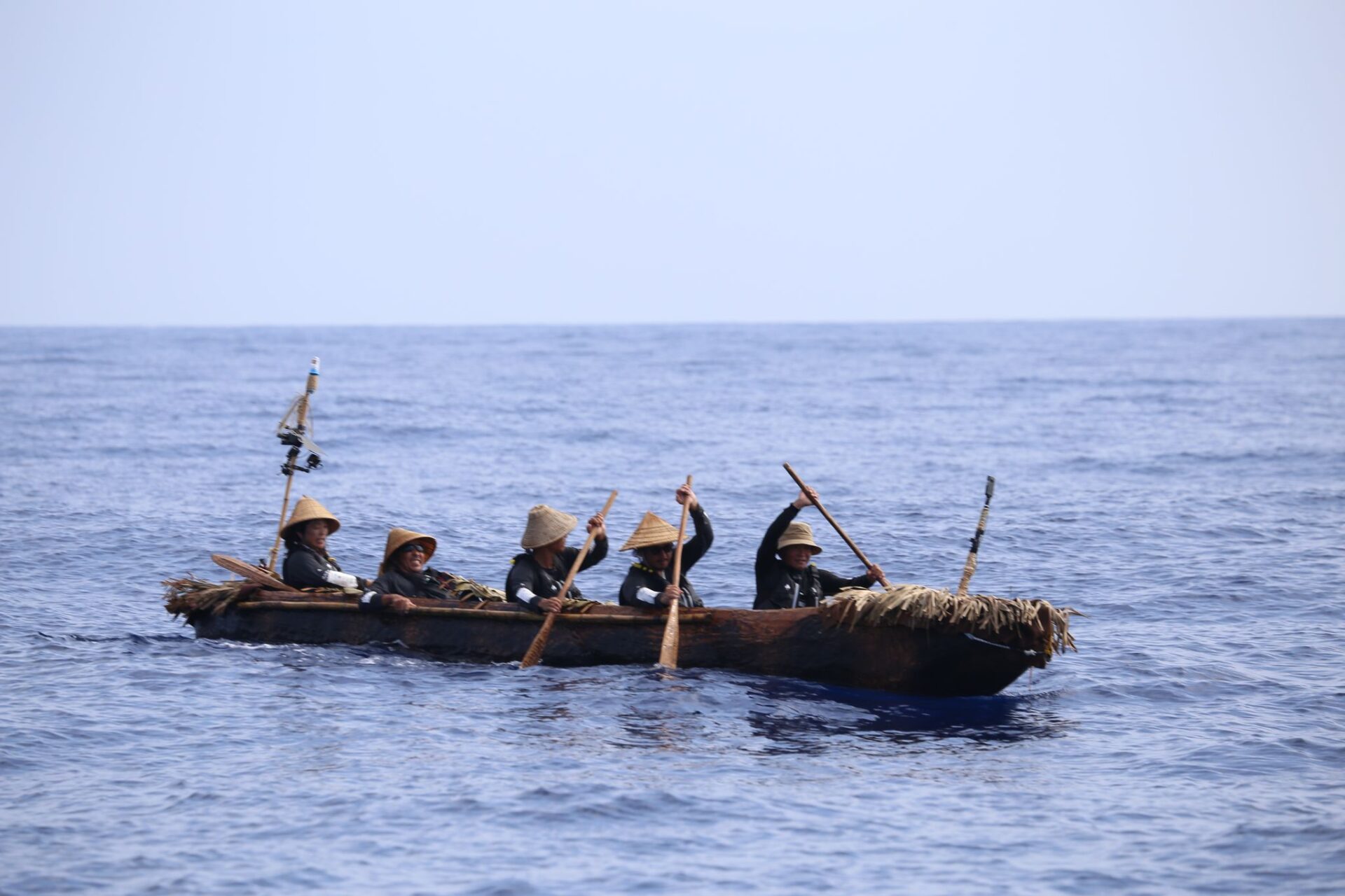 הקאנו עמיד יותר מרפסודות, אך הניווט בו דורש יותר מיומנות ובנייתו מסובכת יותר. חציית זרם הקורישיו בקאנו | ©2025 Kaifu et al. CC BY-NC