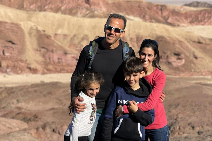 אהב מאוד מרחבים וטבע והכיר כל שעל במשבר. אוהד ובת-שבע עם הילדים איתן ויעל בטיול בהרי אילת | צילום: באדיבות המשפחה 