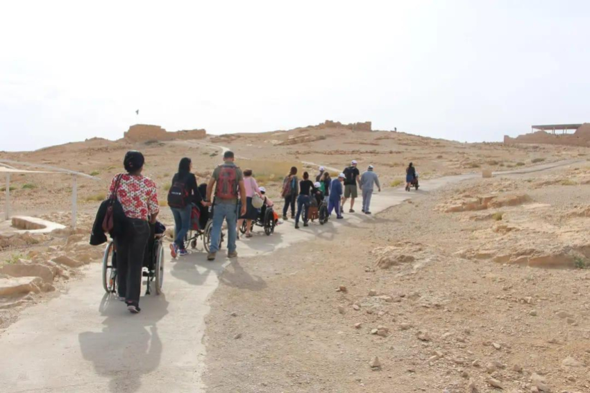 המשפחה הייתה כל עולמו. אוהד מדווש בשבילי ניר עוז עם הבת יעל, ועם איתן והכלבה פולי בעגלה | צילום: באדיבות המשפחה