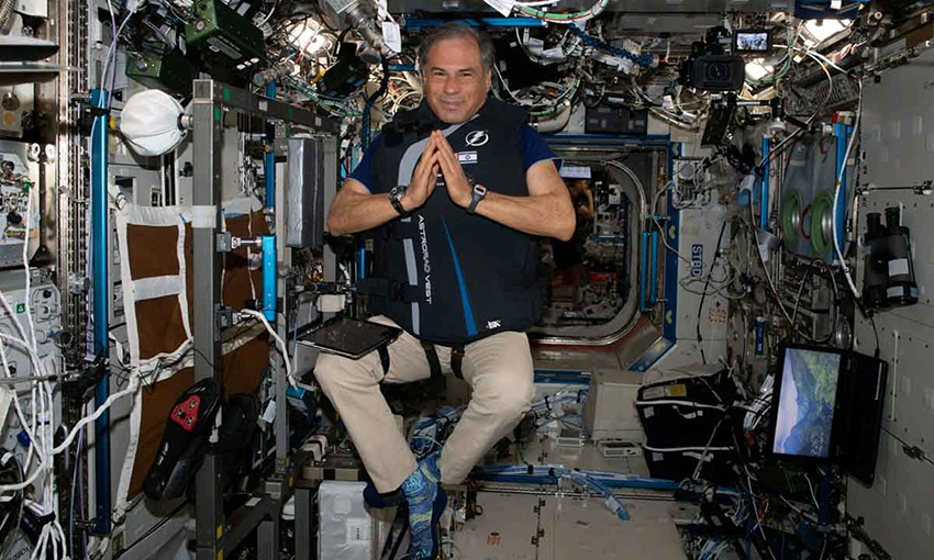 הצליח לדחוס ניסויים רבים בשבועיים של עבודה אינטנסיבית. איתן סטיבה בוחן את האפוד הישראלי להגנה מקרינה בתחנת החלל הבינלאומית | צילום: NASA