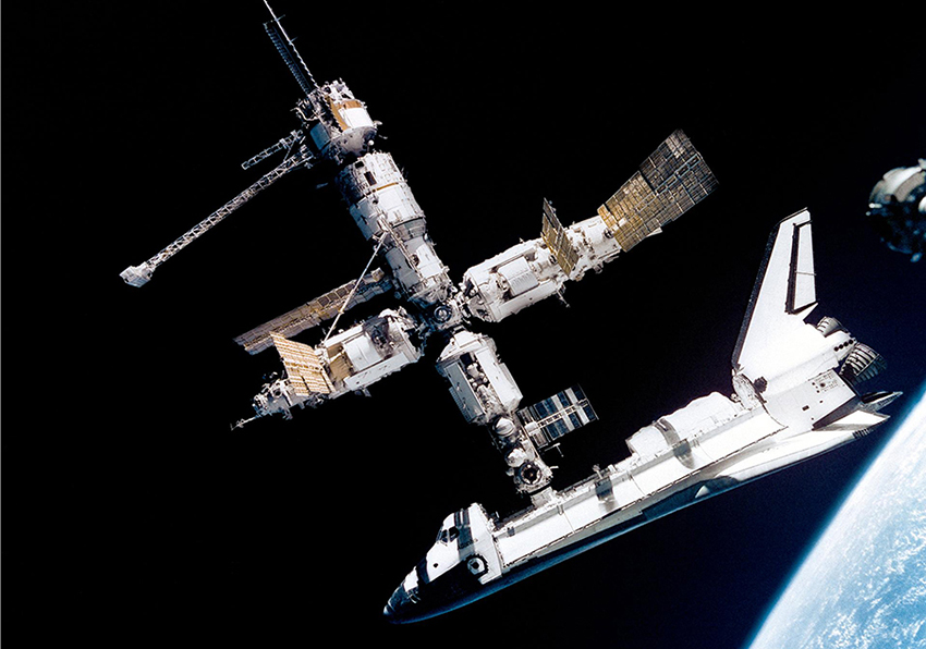 שיתוף פעולה שהתגבש תוך כדי עבודה. מעבורת החלל האמריקאית אטלנטיס עוגנת בתחנת החלל הרוסית מיר, 1995 | צילום: NASA