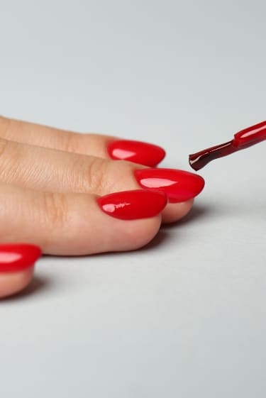 הקץ למריחה? המחלוקת על בטיחות לק הג’ל