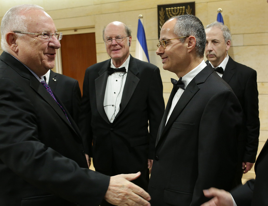 החומרים שפיתח מאפשרים בין השאר להפיק מים מהאוויר באזורים יבשים. יאגי גם נשיא המדינה, ראובן ריבלין, בעת קבלת פרס וולף בכנסת ב-2018 | צילום: קרן וולף 