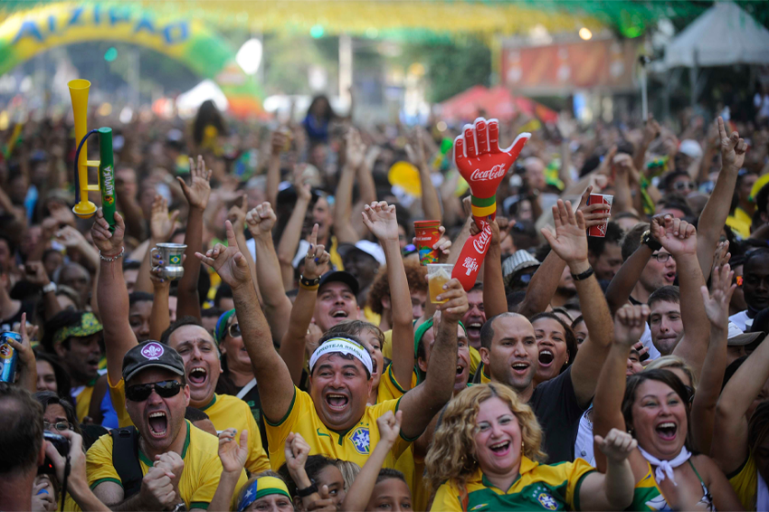 "גם נדידת חיות הבר במישורים של אפריקה, בקושי משתווה בתנועת הביומסה שלה להתקהלות לטורניר גביע העולם של פיפ"א". אוהדים בגביע העולם בברזיל, 2014 | Shutterstock, Focus Pix