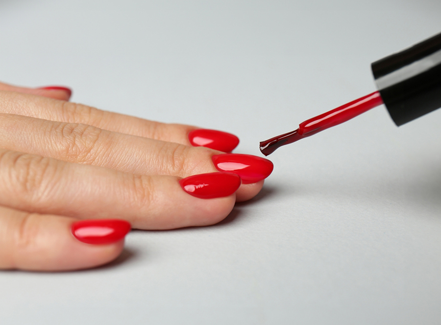 באיחוד האירופי ובישראל נאסר לשימוש רכיב נפוץ במוצרי לק ג'ל. ציפורניים מרוחות בלק ג'ל אדום | New Africa, Shutterstock