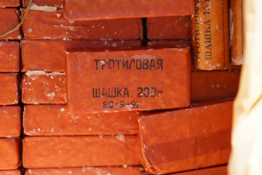 פירוק מולקולה אחת מניב שלוש מולקולות N₂ ומשחרר המון אנרגיה – יותר מכפול מחומרי נפץ מוכרים. לבני חומר נפץ TNT | מקור: Maksym Deliyergiyev, Shutterstock