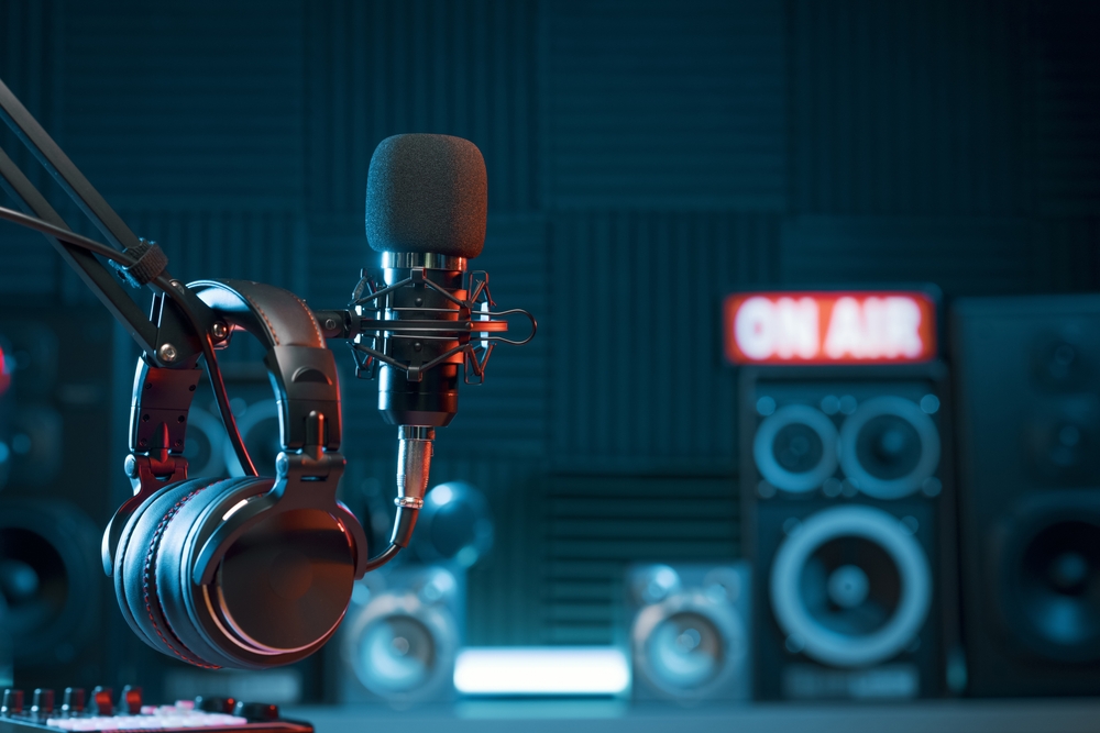 עוד אמצעי הנצחה הוא הסכתים, שצוברים פופולריות רבה בשנים האחרונות. מיקרופון ואוזניות באולפן הקלטות | Stock-Asso, Shutterstock