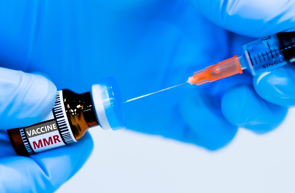 באזורי ההתפרצות ניתן להגיע לטיפות החלב, לקופות החולים ולתחנות המיוחדות שהוקמו ולבקש להתחסן ללא צורך בקביעת תור. מזרק ובקבוקון חיסון נגד חצבת, חזרת ואדמת | Kitsawet Saethao, Shutterstock