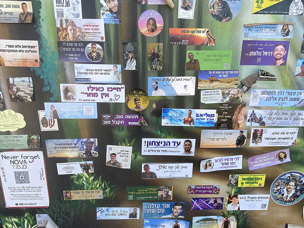 הדרכים שבהן אנו מתמודדים עם האובדן השתנו. מיגונית מעוטרת מדבקות הנצחה באתר מסיבת הנובה בחניון רעים | שלמה רודד, ויקימדיה