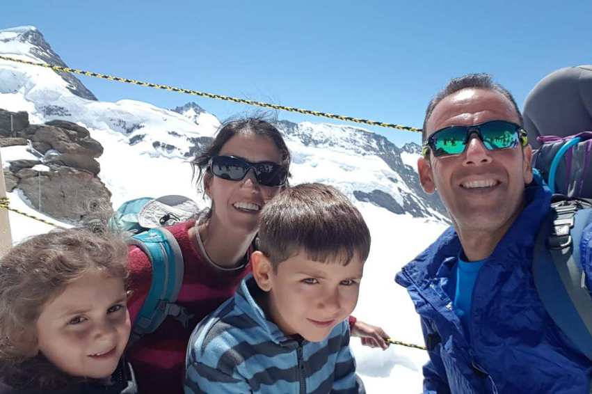 איש משפחה שטייל כל הזמן והיה מוקף בחברים. אוהד יהלומי עם בת זוגו בת-שבע והילדים איתן ויעל בטיול בשווייץ | צילום: באדיבות המשפחה