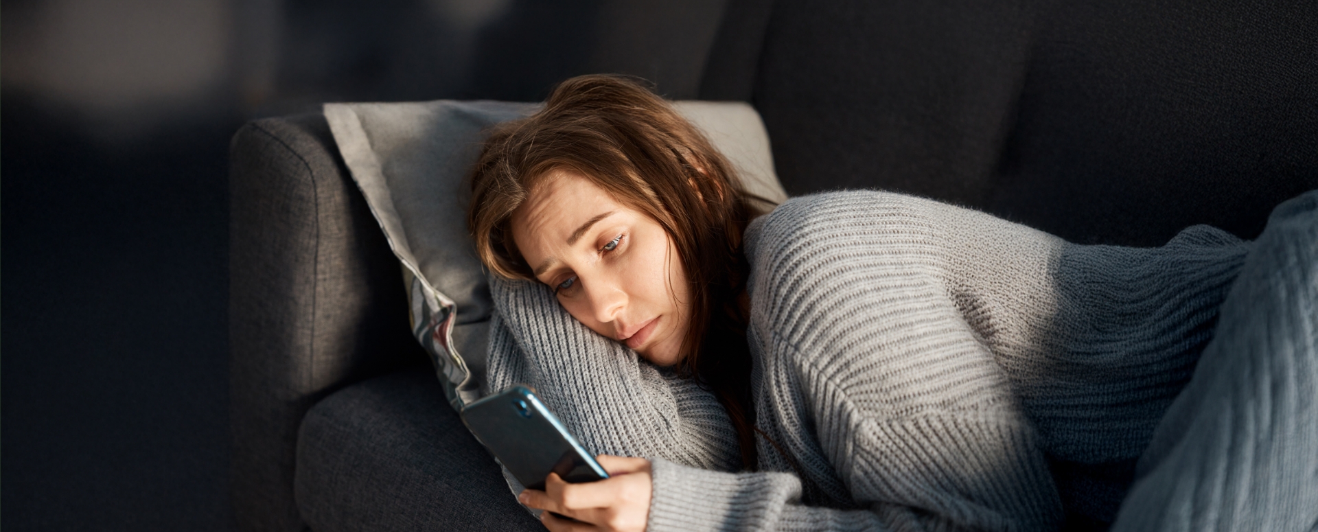בחורה מוטרדת מדברת עם הצ'אט בטלפון | PeopleImages, Shutterstock