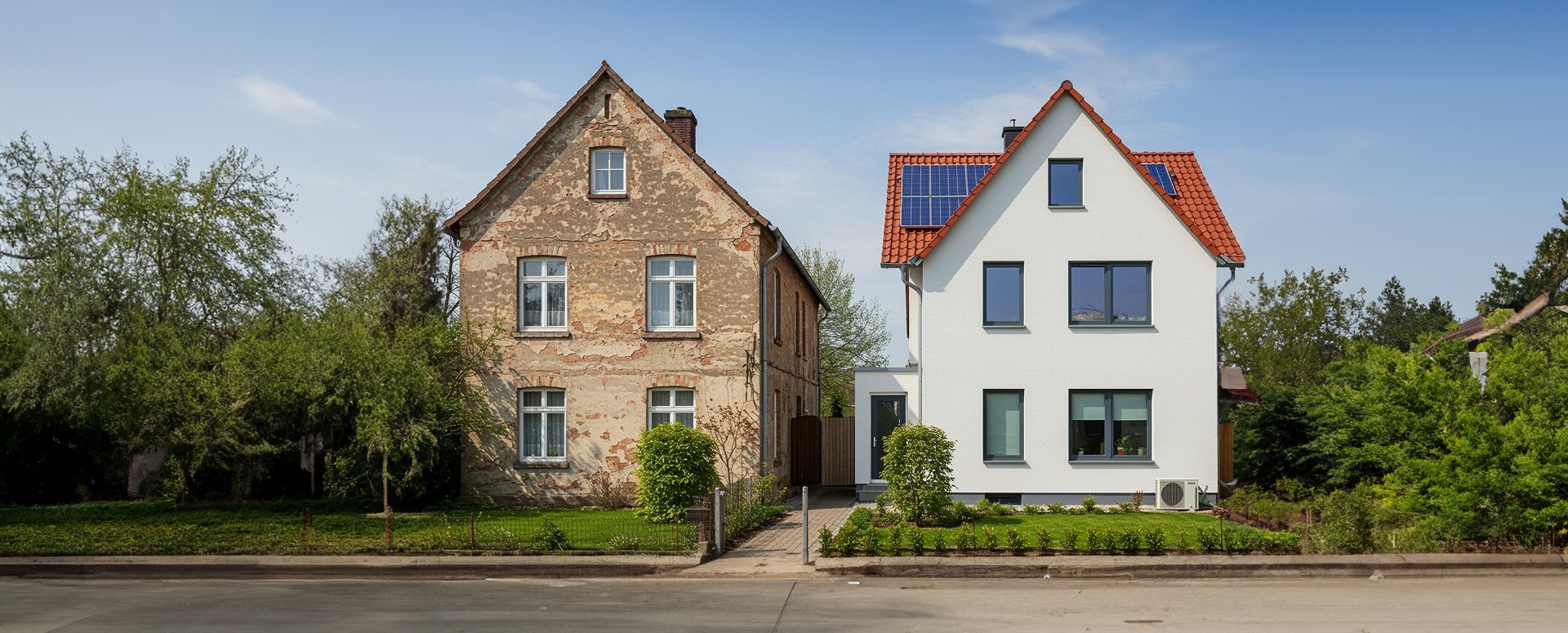 בית צבוע בלבן לצד בית ללא צבע | Shutterstock AI