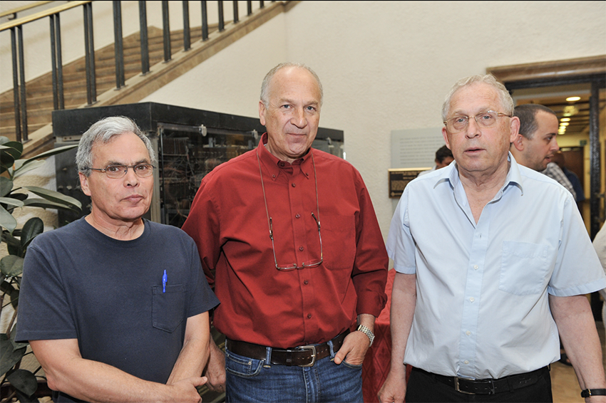 דיקן וסגן נשיא. ארטשטיין (מימין) עם פרופ' דוד הראל (במרכז), כיום נשיא האקדמיה הלאומית הישראלית למדעים, ועם פרופ' גדעון שכטמן ליד תצוגת המחשב ההיסטורי "וויצק" במכון ויצמן | צילום: מכון ויצמן למדע 