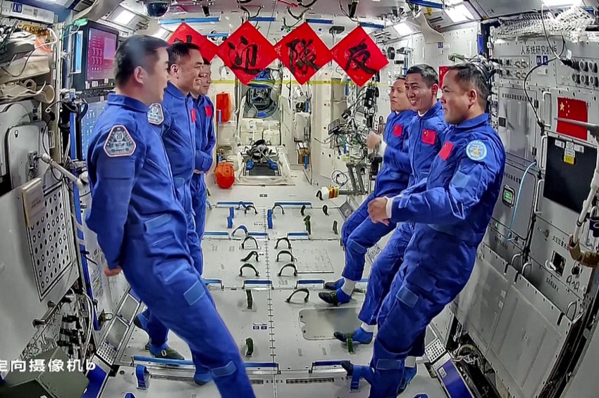 בסוף הם נפרדו. הצוותים של משימות שנז'ו 20 ושנז'ו 21 בעת החפיפה בתחנת החלל טיאנגונג | צילום: CMSA