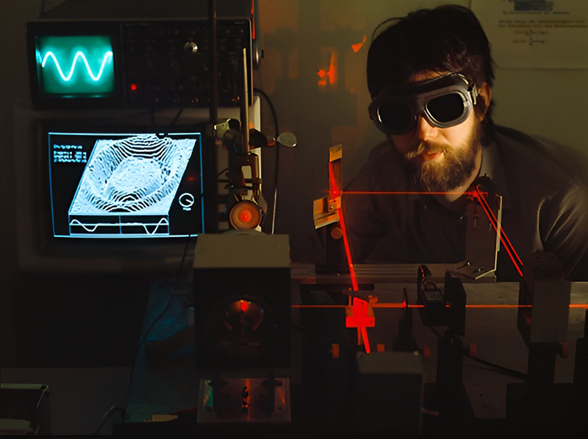 מתבנית ההתאבכות אפשר לחלץ ולשחזר את מראהו של העצם שקרן הלייזר פגעה בו. אינטרפרומטר קרני לייזר במעבדה | Maximilian Stock Ltd / Science Photo Library