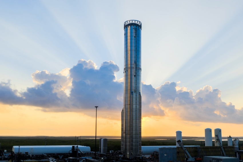 כך זה נראה לפני הפיצוץ. הצבת טיל השיגור בוסטר 18 באתר מסי לקראת הבדיקות הראשונות שלו ביום שישי שעבר | צילום: SpaceX