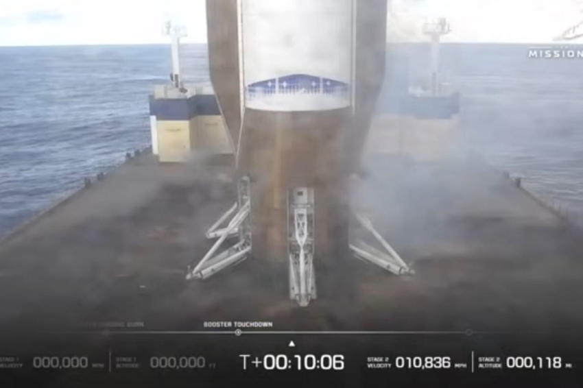 השלב הראשון של ניו גלן מיד לאחר הנחיתה על האסדה | צילום מסך מתוך השידור של Blue Origin