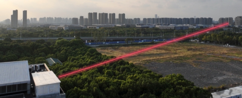 הלייזר התת-אדום מצליח לקרוא אותיות זעירות ממרחק של יותר מקילומטר. הדמיה של מערכת הניסוי | מתוך מאמר המחקר Liu et al
