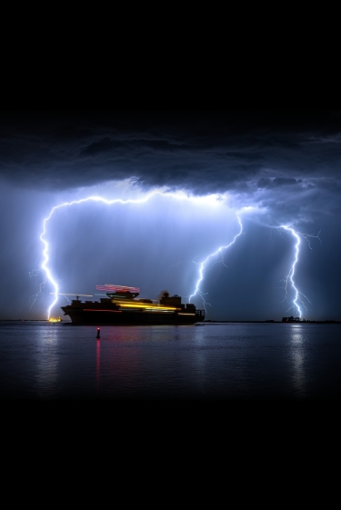 אוניות וברקים בליל חורף קר