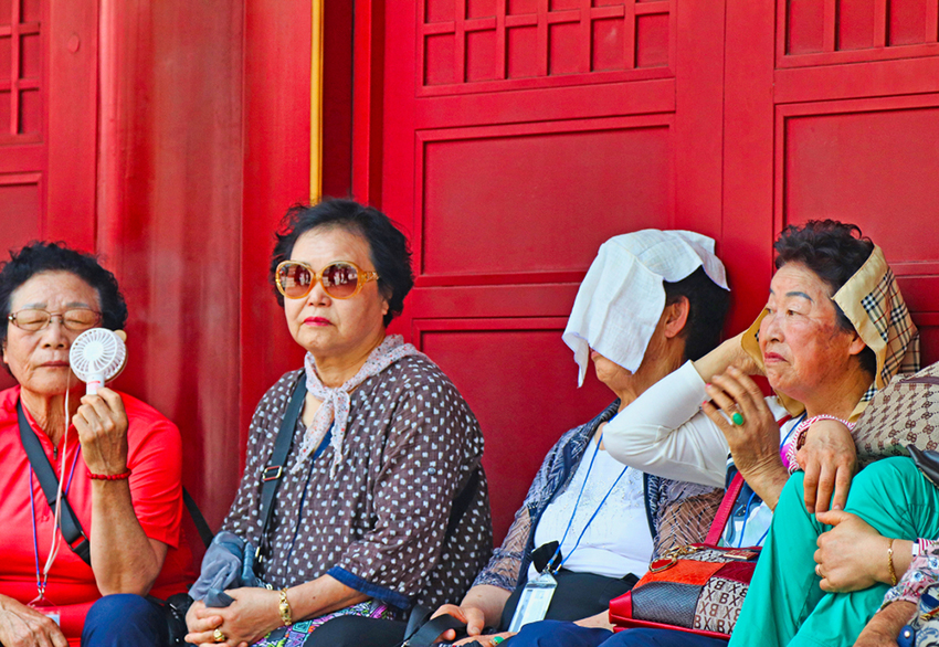 את הצבע שפיתחו בדקו החוקרים על קירות בתים בסינגפור הטרופית. נשים בסינגפור מתמודדות עם החום והלחות | MarcoFigueira, Shutterstock