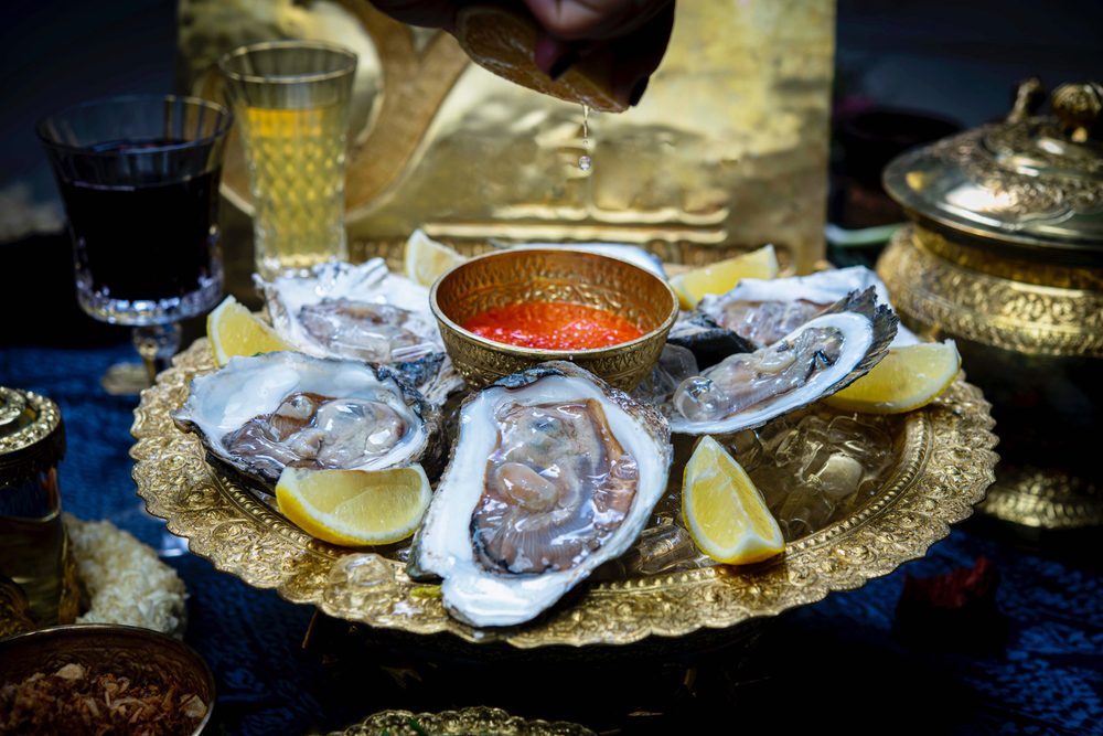 יותר מעשרים מיני ויבריו מסוגלים להדביק בני אדם, לרוב דרך פצע פתוח או מאכלי ים נגועים שלא בושלו כראוי. צדפות מוגשות על טס | Ly Aun, Shutterstock