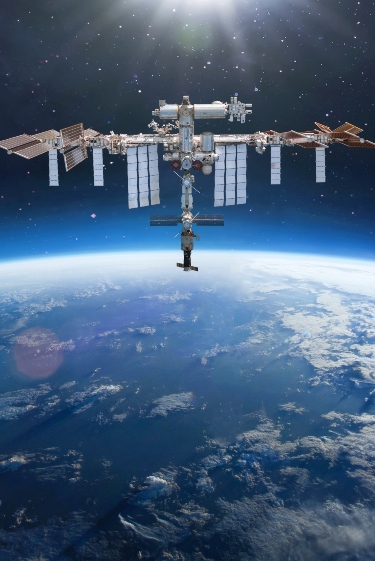 תחנת החלל הבינלאומית על רקע כדור הארץ. איור: Dima Zel, Shutterstock