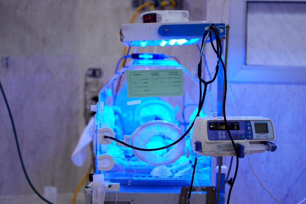 פגים נולדים קטנים וזקוקים לניטור מצבם הגופני ולעיתים גם להזנה או הנשמה מלאכותית. פג באינקובטור | Shutterstock, Mostafa Eissa247
