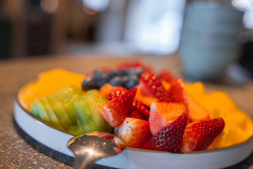 הפלייבור של תות מורכב משילוב טעמים של מתוק וחמוץ עם ריח אופייני לתותים. קערת תות, מנגו ופירות נוספים | NorthSky Films, Shutterstock