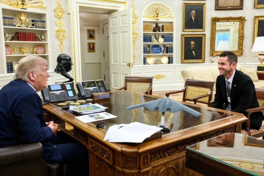 שוב ביחד? אייזקמן עם הנשיא טראמפ בחדר הסגלגל בבית הלבן | צילום מתוך חשבון ה-X של אייזקמן, X @rookisaacman