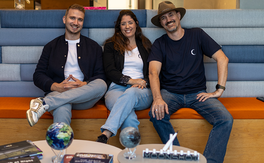 שילוב של תוכנה מתקדמת עם טכנולוגיות שפותחו בשנים האחרונות יכול לסייע להגשמת החזון הוותיק. שלושת מייסדי החברה: פרד סימון (מימין), הילה חדד חמלניק ושחר בהירי | צילום: Moonshot.space