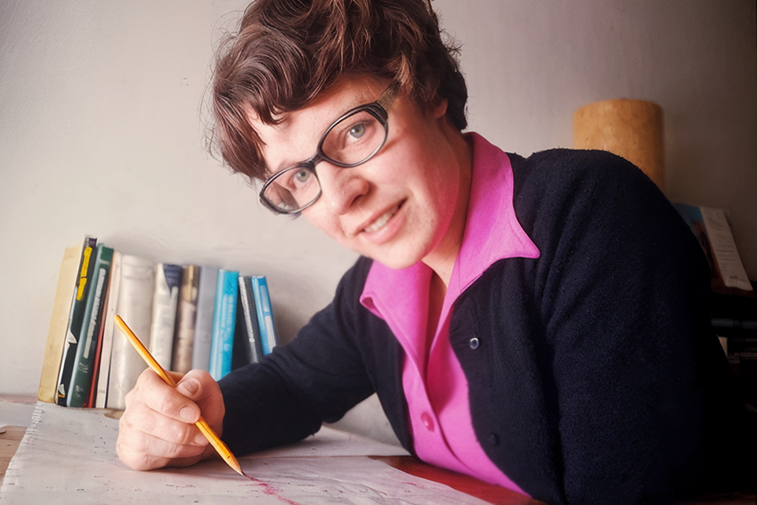 הבחינה במקרה במקור קרינה שפולט אות זהה המופיע בתדירות קבועה של 1.337 שניות. ג'וסלין בל-ברנל ב-1977 | מקור: Robin Scagell / Science Photo Library