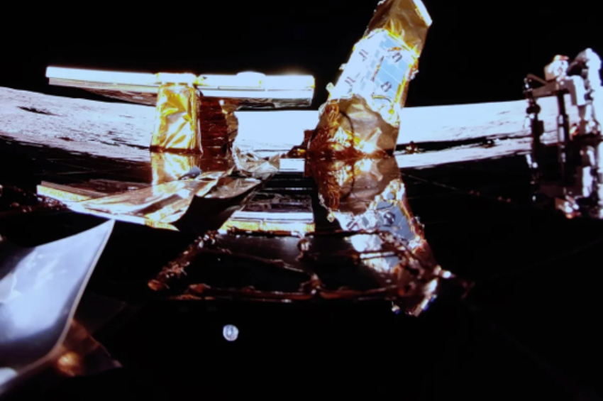 נחיתה רכה ראשונה של חללית פרטית. הנחתת Blue Ghost של חברת Firefly זמן קצר לאחר הנחיתה על הירח. בלוח הסולרי שלה אפשר לראות השתקפות של כדור הארץ | צילום: Firefly