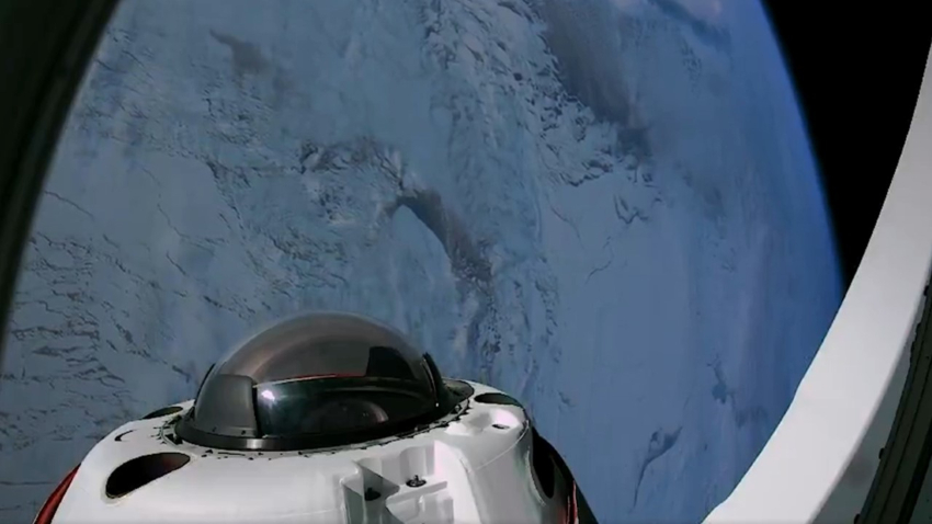 מראה מעל הקוטב. הנוף שנשקף מחללית הדרגון במשימה הפרטית FRAM-2, הפעם הראשונה שבה בני אדם טסו בחלל במסלול מעל הקטבים | צילום: SpaceX