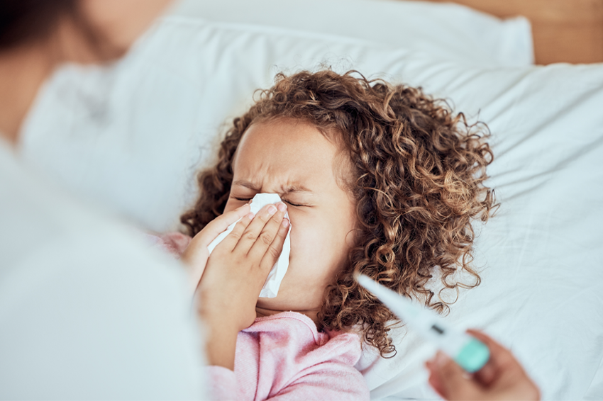 עונת השפעת של החצי הצפוני החלה השנה מוקדם מהרגיל והמחלה מכה בעוצמה חזקה במיוחד. ילדה חולה במיטה | Shutterstock, PeopleImages
