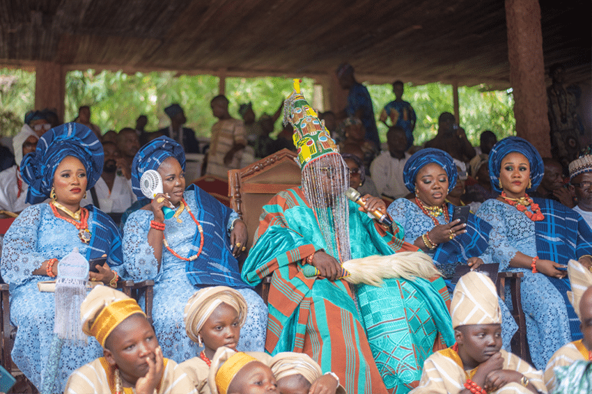 בחברה שבה נפוצים נישואים פוליגמיים, לרוב גבר אחד והרבה נשים, יהיו הרבה יותר אחים למחצה. גבר ניגרי וארבעת נשותיו | Shutterstock, Tolu Owoeye