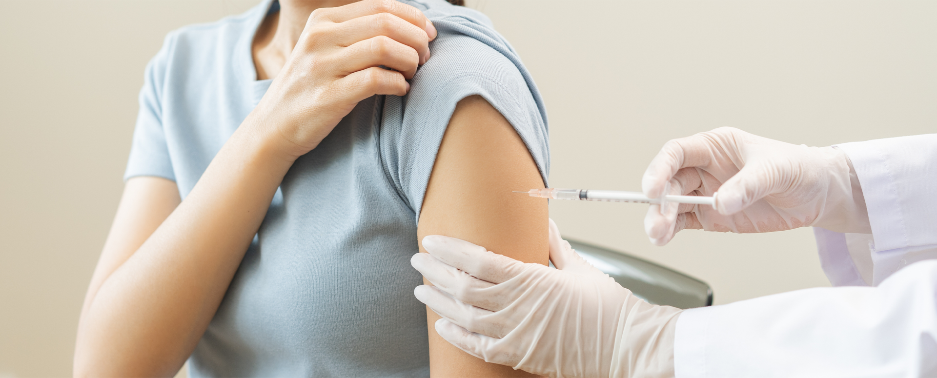 אישה מקבלת חיסון | Shutterstock, Kmpzzz
