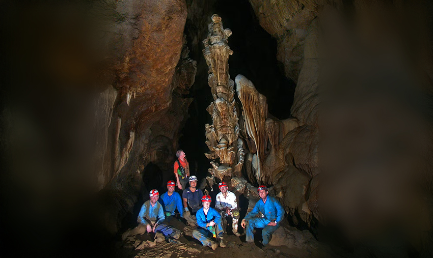 החוקרים בחנו את המבנה הכימי של זקיף שנמצא במערה השכנה לליאנג בואה, שבה נמצאו המאובנים של ההוביטים. צוות החוקרים במערה | Garry K Smith