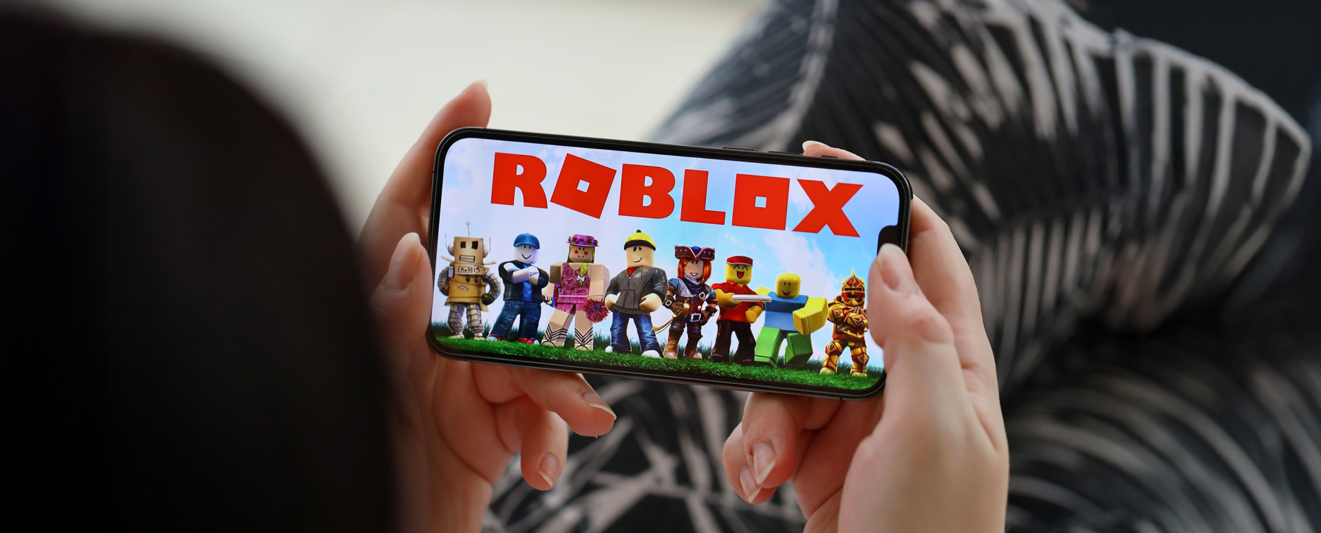 ילדה משחקת ברובלוקס בנייד | Mehaniq, Shutterstock