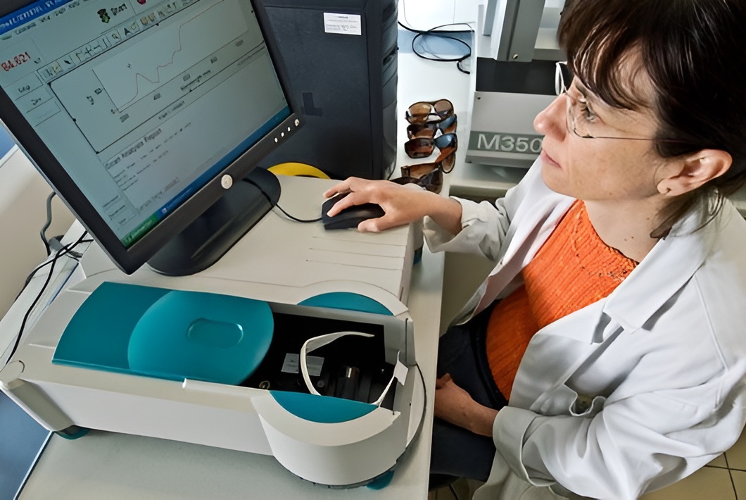 עדשות איכותיות מורכבות מחומרים שמסננים את כל הקרינה העל-סגולה מסוגים A ו-B, או שהן כוללות שכבה שעושה זאת. טכנאית בודקת מעבר קרינה על-סגולה דרך עדשת משקפי שמש | Hubert Raguet / Look At Sciences / Science Photo Library