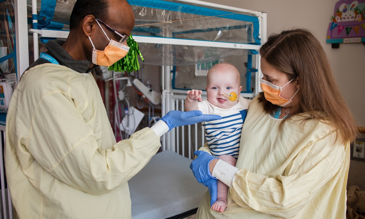 הטיפול שקיבל קיי־ג’יי ייחודי לו ומתאים רק לשגיאה המסוימת שיש בגן CPS1 שלו. קיי־ג'יי מולדון עם שניים מהחוקרים שטיפלו בו | צילום: Children's Hospital of Philadelphia