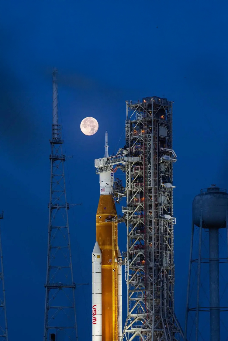 האנושות חוזרת לירח