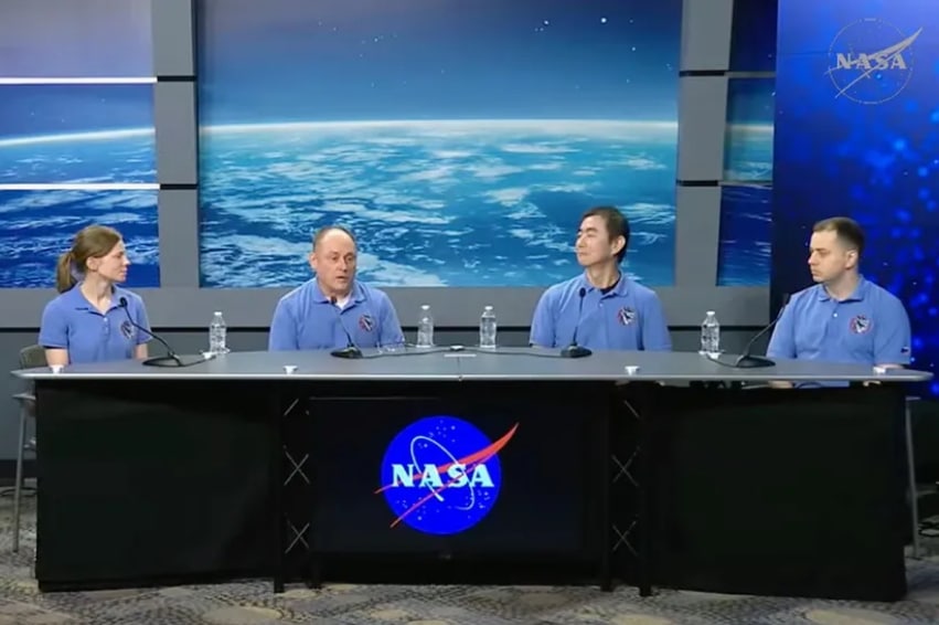 עכשיו כולם נראים בריאים. מימין: פלטונוב, יוי, פינקי וקרדמן במסיבת העיתונאים של נאס"א השבוע | צילום: NASA TV