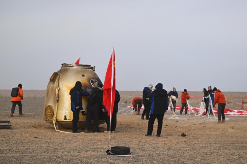 נחתה בשלום למרות הסדק בחלון. החללית שנז'ו 20 לאחר נחיתתה במונגוליה הפנימית שבצפון סין. צילום: Xinhua/Li Zhipeng
