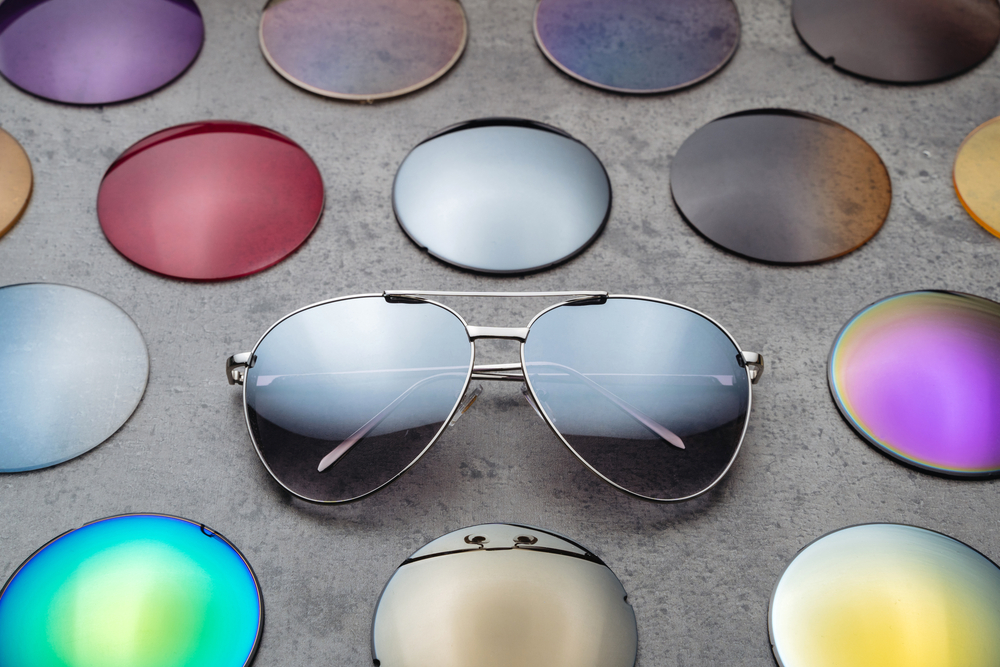 לכל עדשה יש עוצמות שונות של צבע והאפלה. עדשות משקפי שמש בצבעים שונים | Arsenii Palivoda, Shutterstock